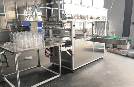 Automatic bag packing machine for bottles